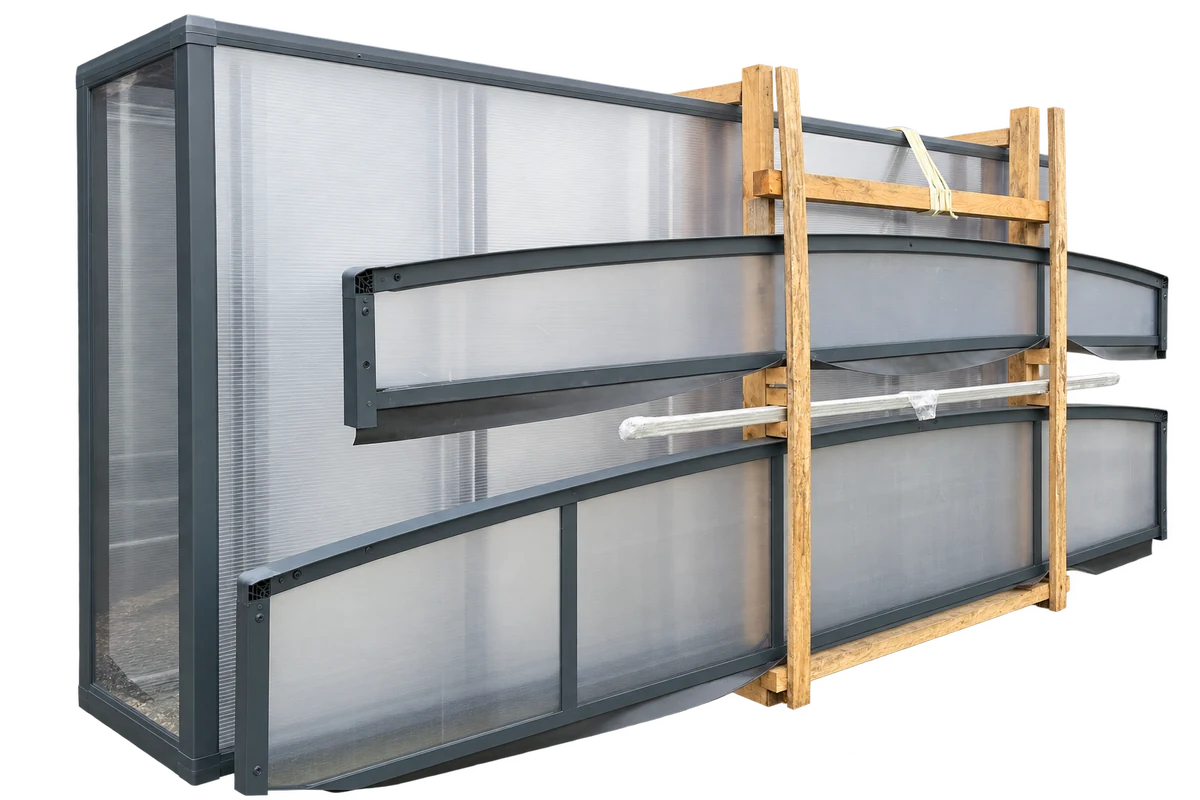 Éléments d’abri en aluminium et polycarbonate présentés sur leurs supports