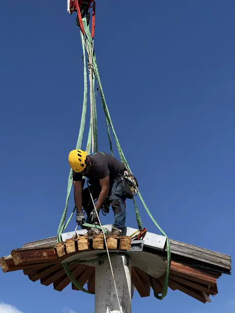 Un technicien sécurise un élément d’abri avant son levage