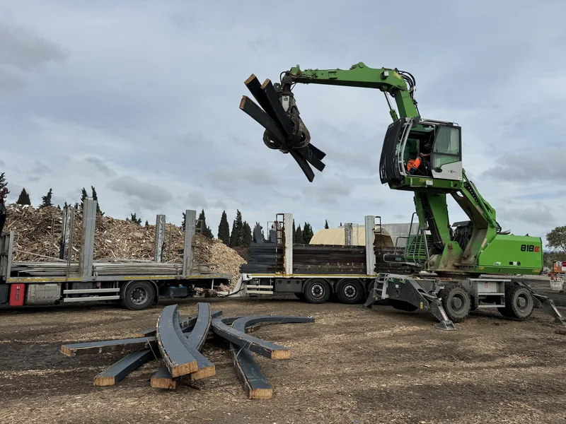 Manutention de matériaux déposés à l’aide d’une pelle équipée d’une pince