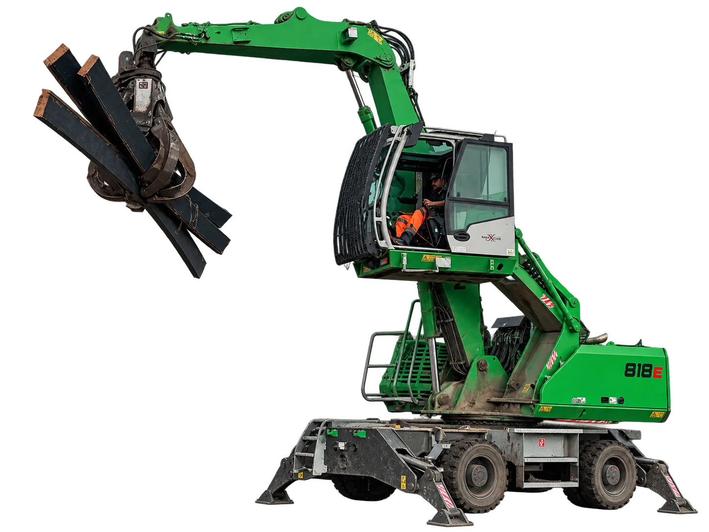 Engin de manutention soulevant des éléments métalliques pour leur tri