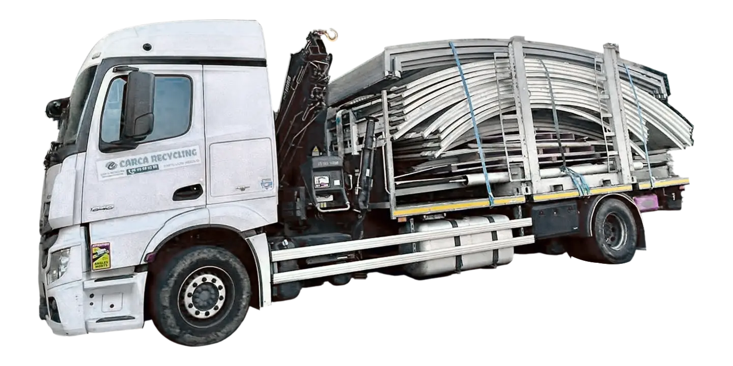 Camion Carca Recycling chargé de modules d’abri de piscine maintenus par des sangles