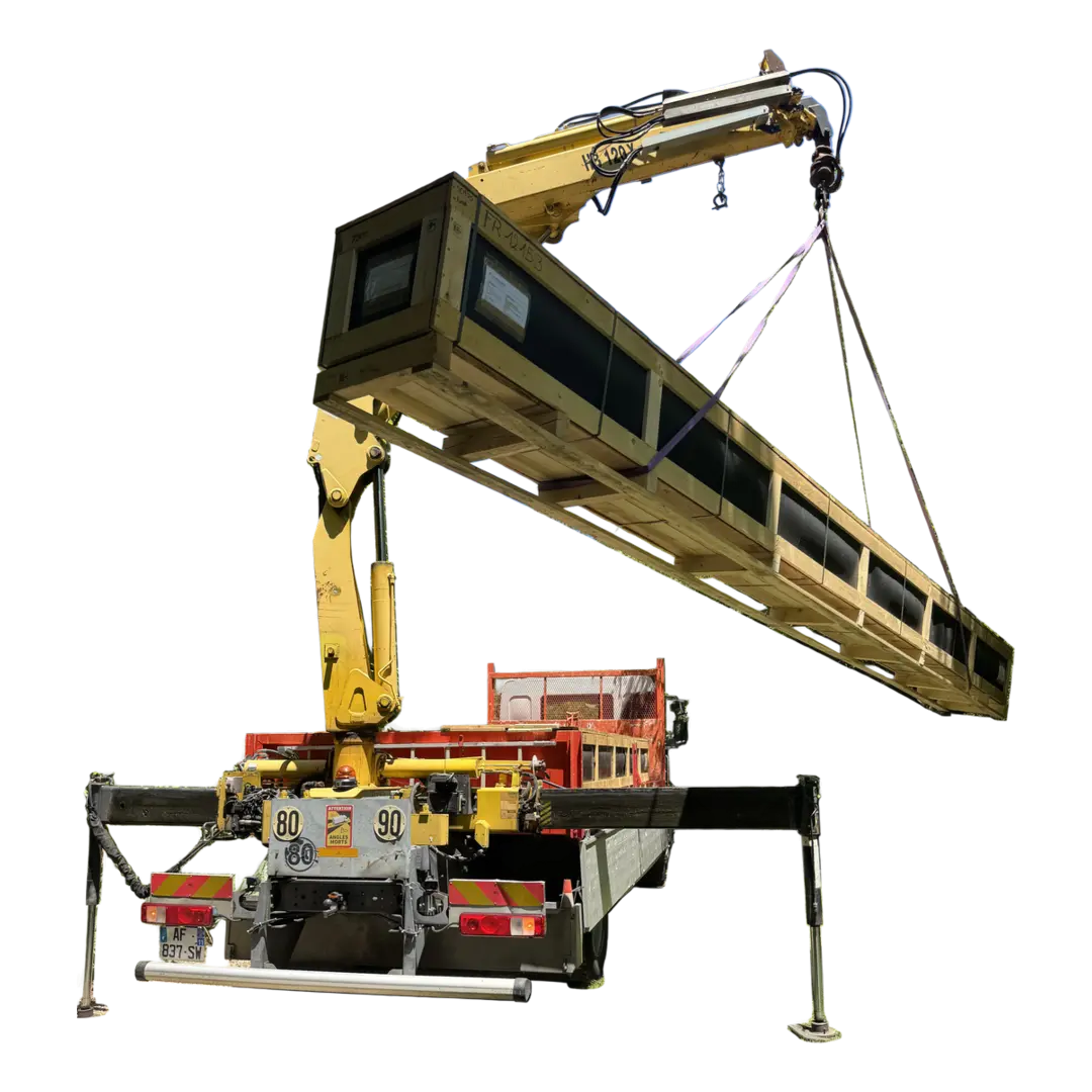 Camion-grue stabilisé soulevant une longue charge maintenue par des élingues