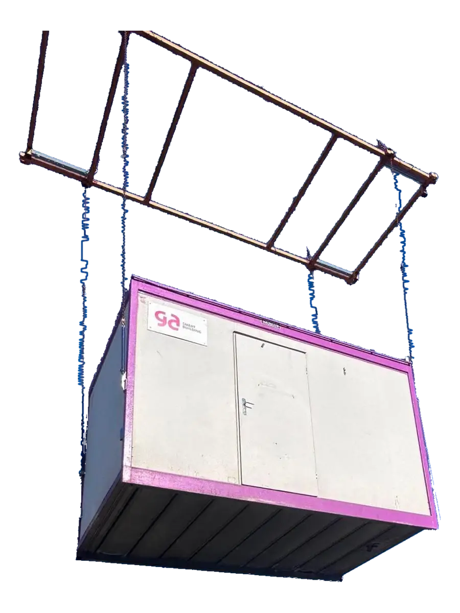 Module préfabriqué suspendu à son palonnier et à ses chaînes de levage