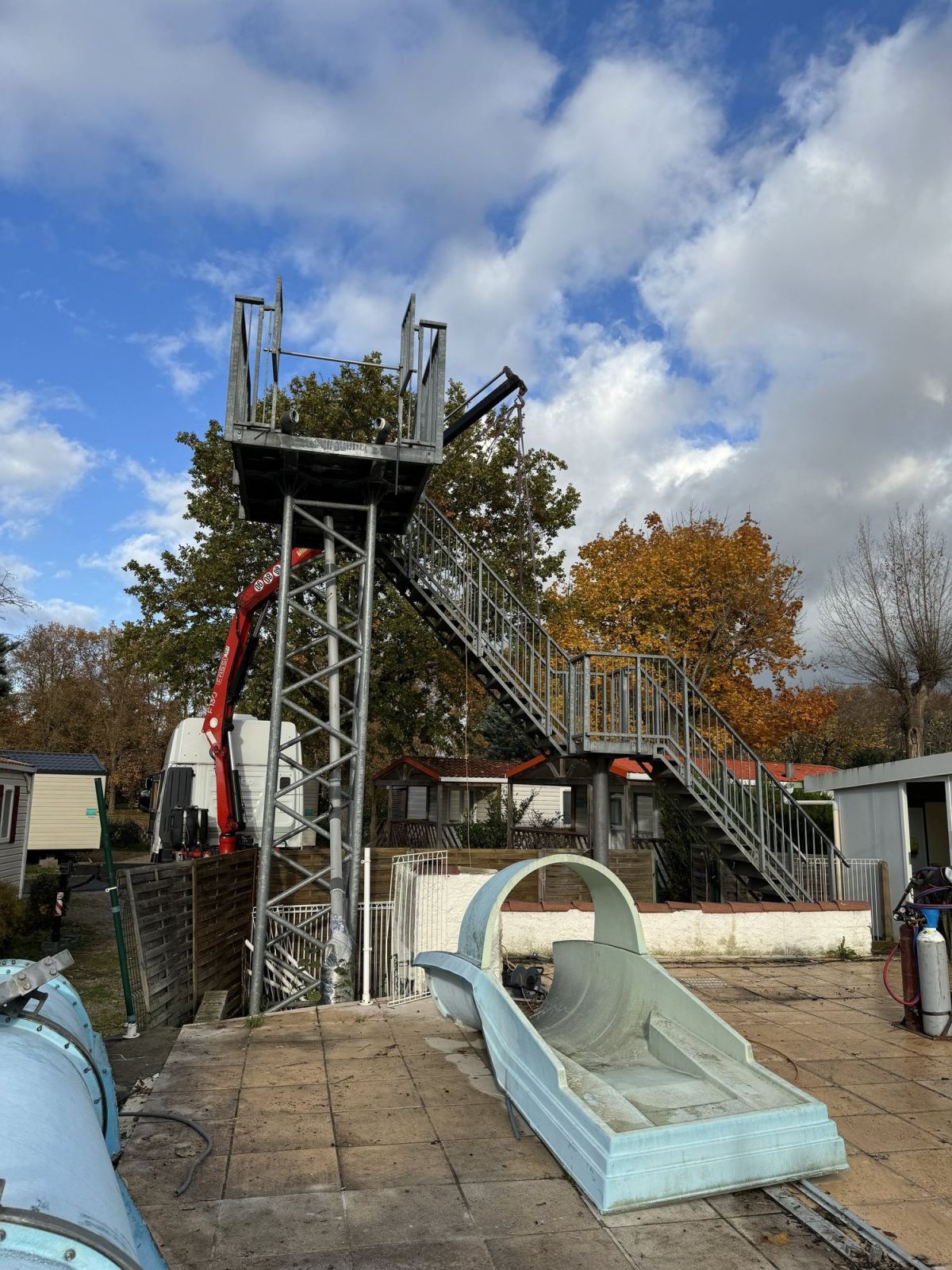 Structure métallique du toboggan après la dépose d’un tronçon.