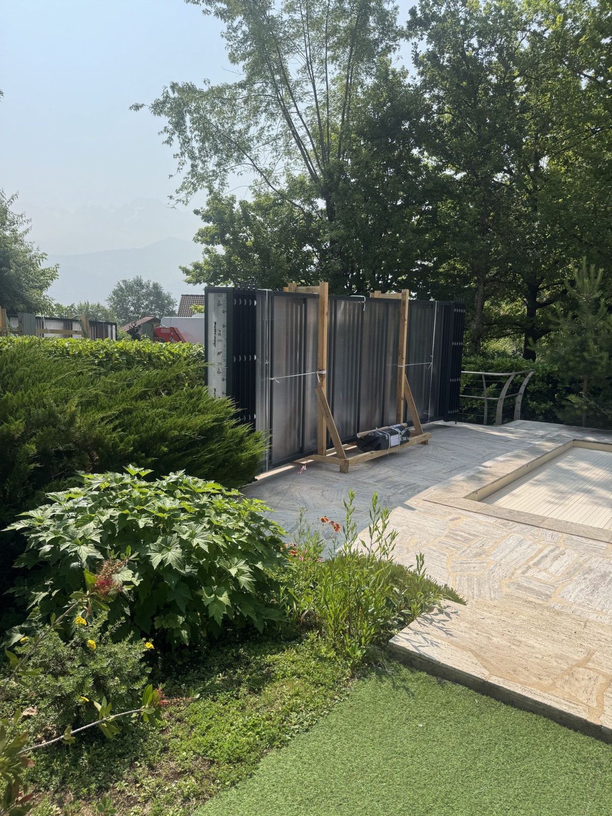 Panneaux d’abri regroupés dans un jardin près d’une maison.