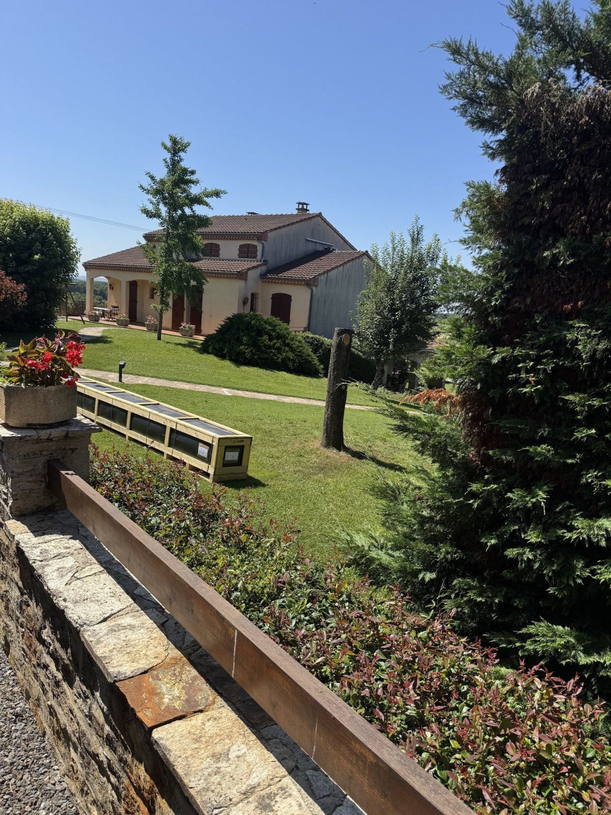 Long élément conditionné dans une caisse en bois dans le jardin d’une maison.